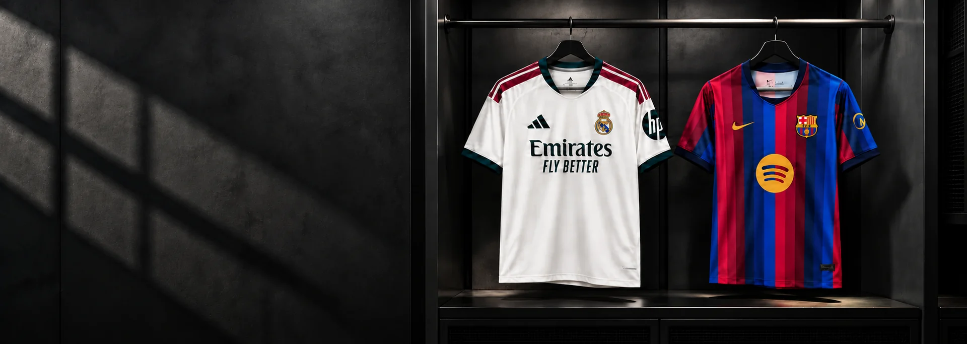 Camisetas del Real Madrid y Barcelona en un vestuario grafito GOLAZO