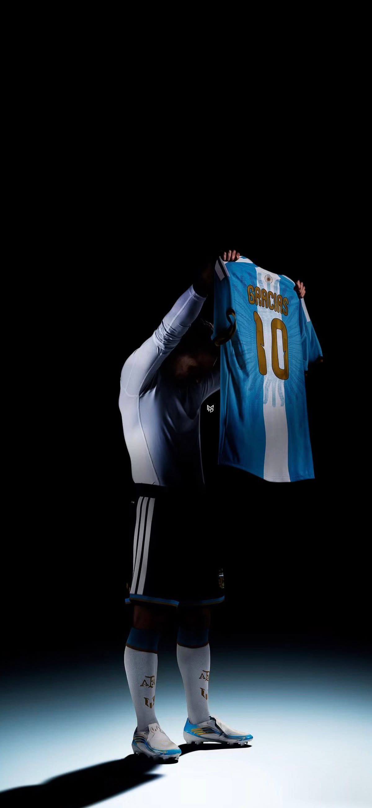 Messi levanta la camiseta celeste y blanca con GRACIAS y el 10 dorado
